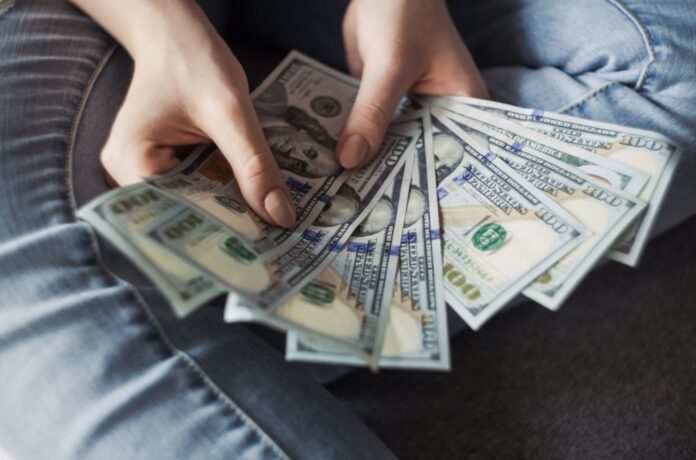 4 Ways to Manifest Money Right Now